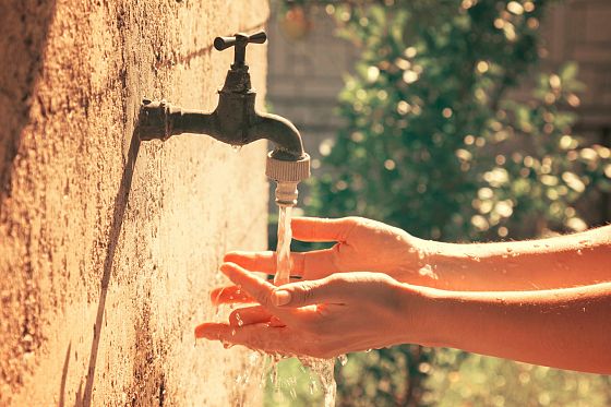 Quanto si risparmia bevendo l’acqua del rubinetto?