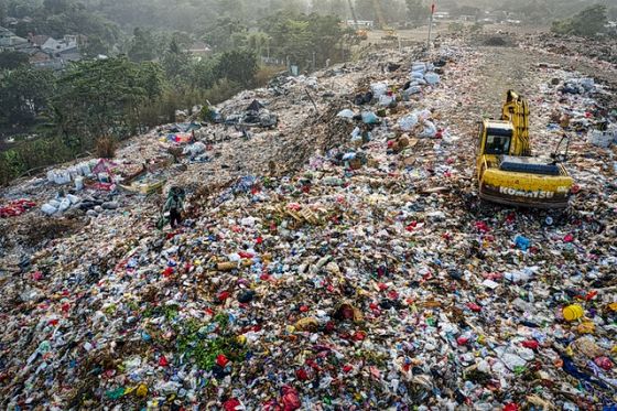 Interpol: crimini sui rifiuti di plastica in forte aumento