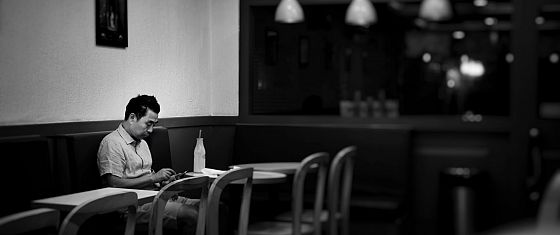 Meno incontri e relazioni più deboli: cresce la solitudine nei Paesi Ocse