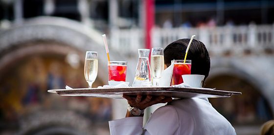 Festa del lavoro 2025. Italiani più poveri: i salari reali crollano, peggior dato tra i Paesi G20