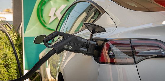 La mobilità elettrica frena il petrolio: fino a 40 milioni di barili in meno all’anno