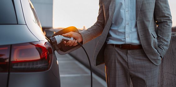 Iea: entro il 2030 attesa la parità dei prezzi fra auto elettriche e a benzina