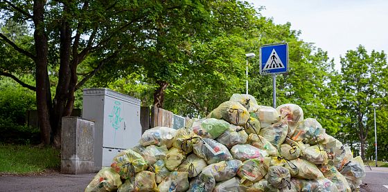 Tra rincari e riciclo: cosa dicono i numeri di Cittadinanzattiva sui rifiuti urbani