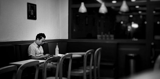 Meno incontri e relazioni più deboli: cresce la solitudine nei Paesi Ocse