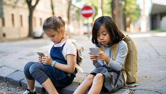Più che vietare i social, dobbiamo costruire un digitale a misura di giovani