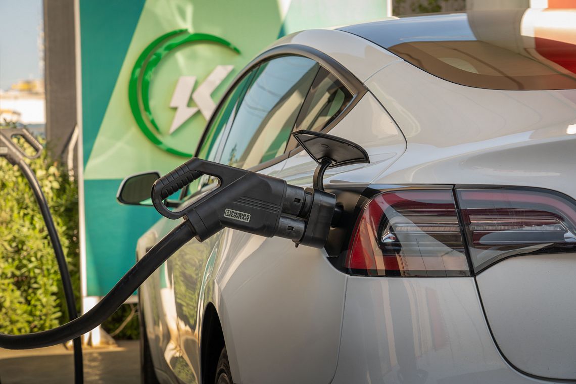 La mobilità elettrica frena il petrolio: fino a 40 milioni di barili in meno all’anno