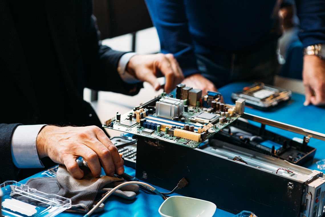 Buone pratiche: quando un computer si smonta nascono relazioni, competenze e futuro