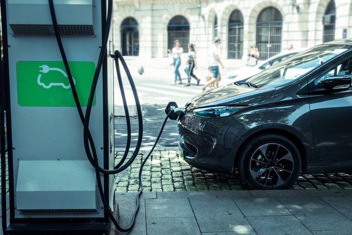 Mobilità elettrica in Italia: cresce il mercato ma resta il divario con l’Europa e la Cina