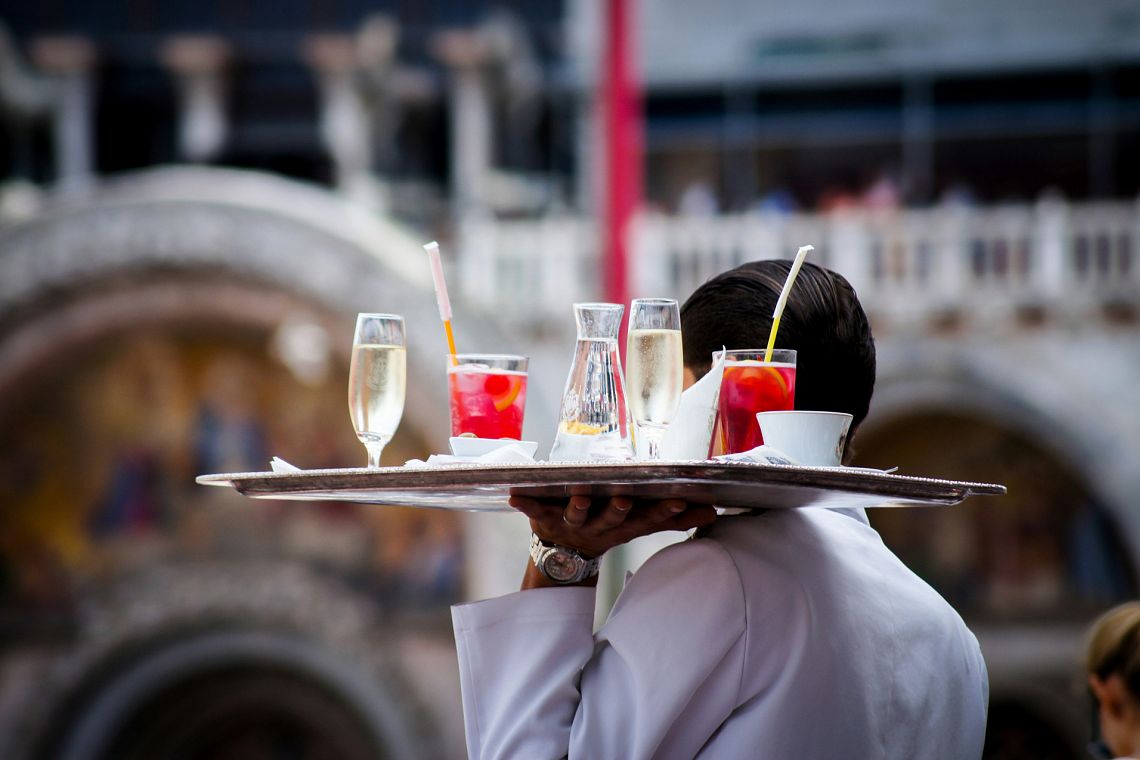 Festa del lavoro 2025. Italiani più poveri: i salari reali crollano, peggior dato tra i Paesi G20