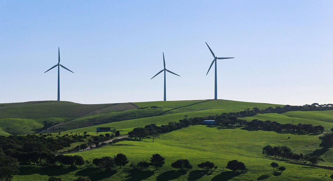 Rinnovabili al 49%, ma le emissioni crescono: Italia tra progresso e resistenze