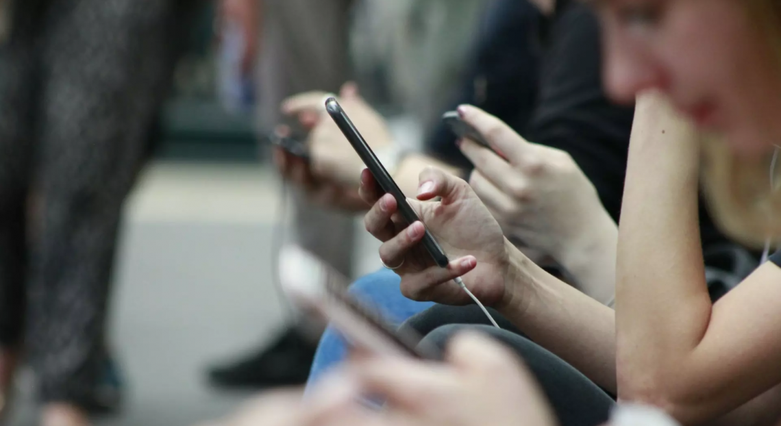 La solitudine diventa business: AI e app trainano un mercato da 500 miliardi