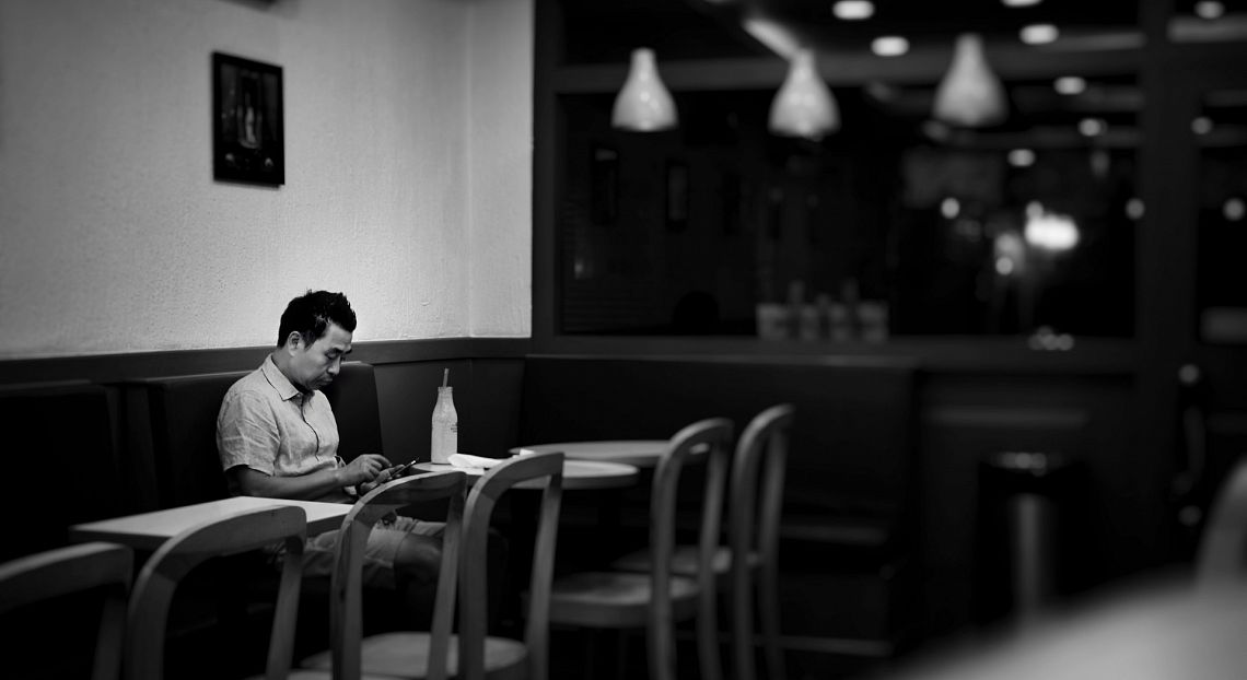 Meno incontri e relazioni più deboli: cresce la solitudine nei Paesi Ocse