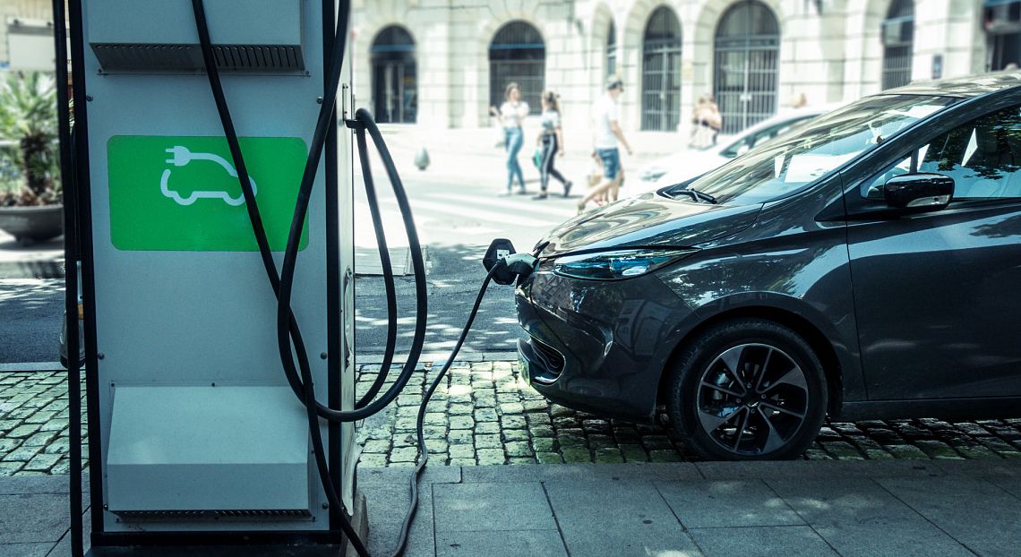 Mobilità elettrica in Italia: cresce il mercato ma resta il divario con l’Europa e la Cina