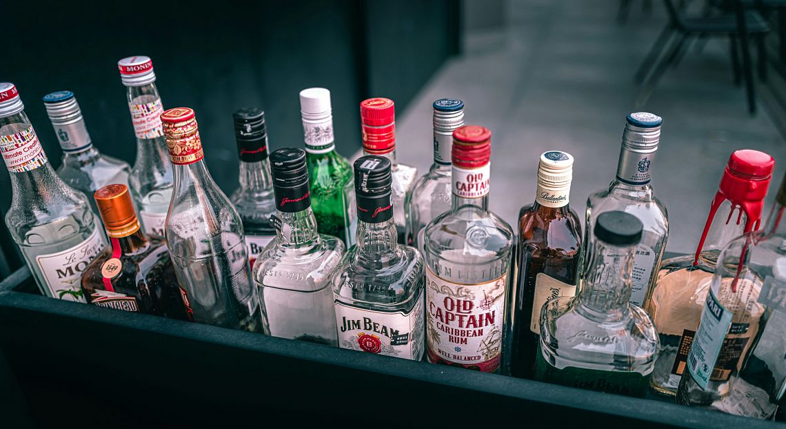 Alcol e zuccheri, l’Oms rilancia sulle tasse: una leva per salute e sostenibilità