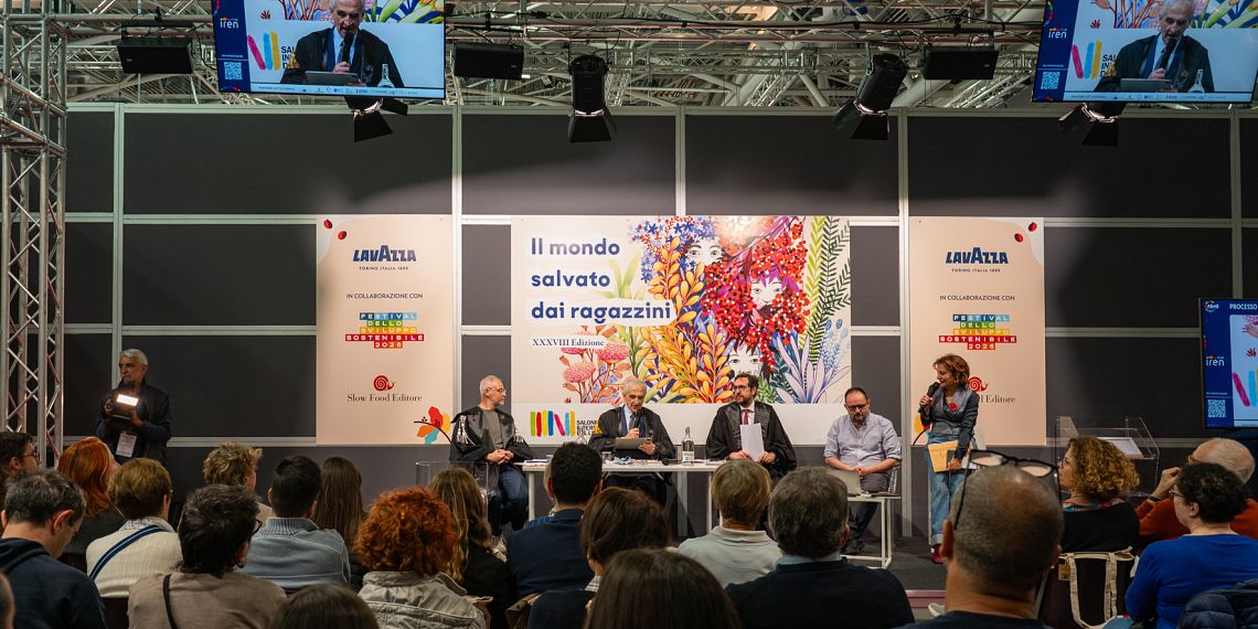L’intelligenza artificiale assolta al Salone del Libro: “Ora imputati gli esseri umani”
