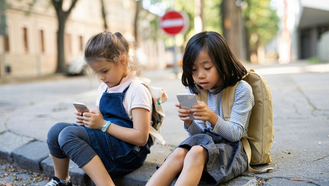 Più che vietare i social, dobbiamo costruire un digitale a misura di giovani