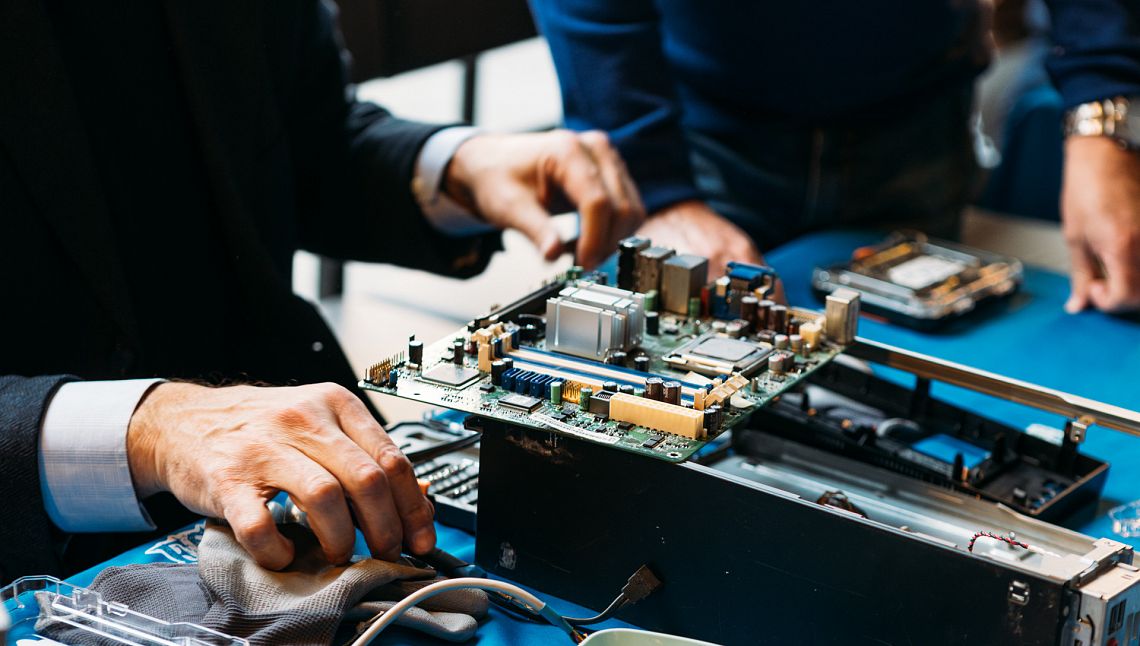 Buone pratiche: quando un computer si smonta nascono relazioni, competenze e futuro