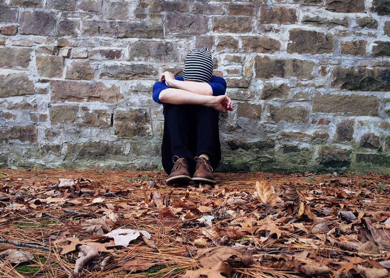 Suicidi e autolesionismo, la crisi silenziosa tra i giovani. Smartphone sotto accusa Suicidi e autolesionismo