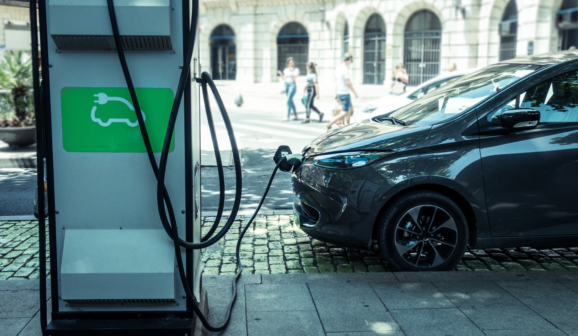 Mobilità elettrica in Italia: cresce il mercato ma resta il divario con l’Europa e la Cina